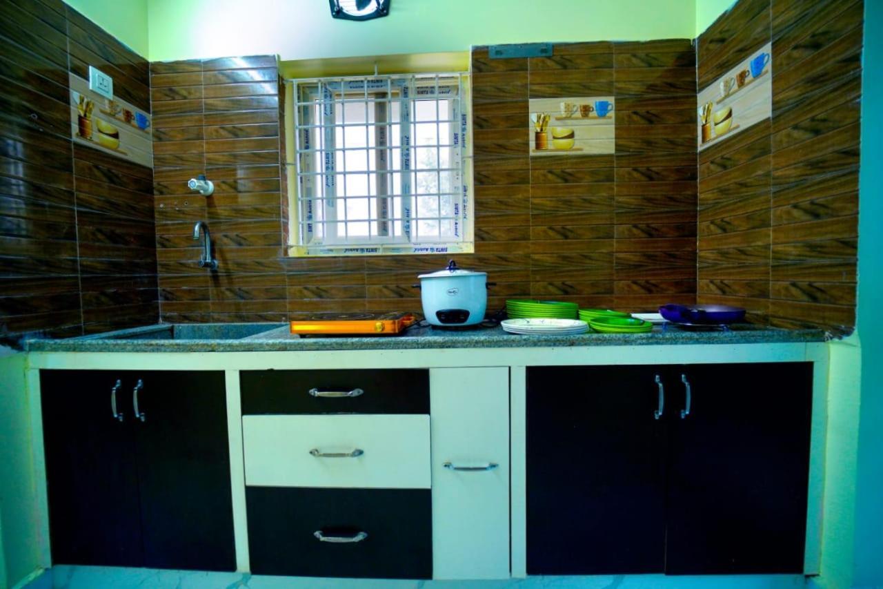 S S Home Stay -2Bhk & 1Bhk Luxury Ac Service Apartments For Group Of Families - Best Location - Modular Kitchen - Super Fast Wi-Fi- Near To Tirupati Bus Stand And Railway Station Exterior photo