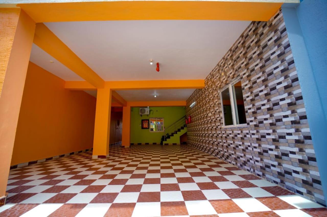S S Home Stay -2Bhk & 1Bhk Luxury Ac Service Apartments For Group Of Families - Best Location - Modular Kitchen - Super Fast Wi-Fi- Near To Tirupati Bus Stand And Railway Station Exterior photo